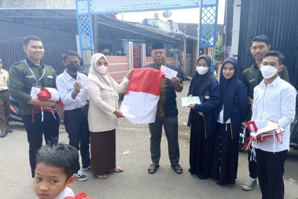 Ungkapan Terima Kasih atas Pembayaran Pajak, UPT Gowa Bagikan Bendera di Somba Opu